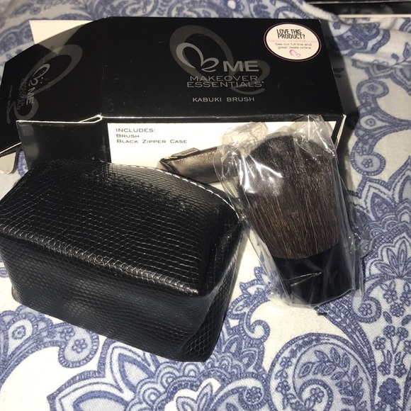 NIB ME Makeover Essentials Kabuki Brush - Picture 2 of 3